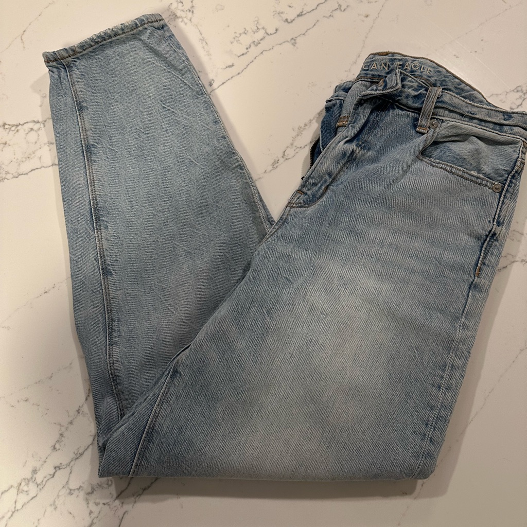 American Eagle Outfitters Women’s Light Blue Relaxed Mom Jeans